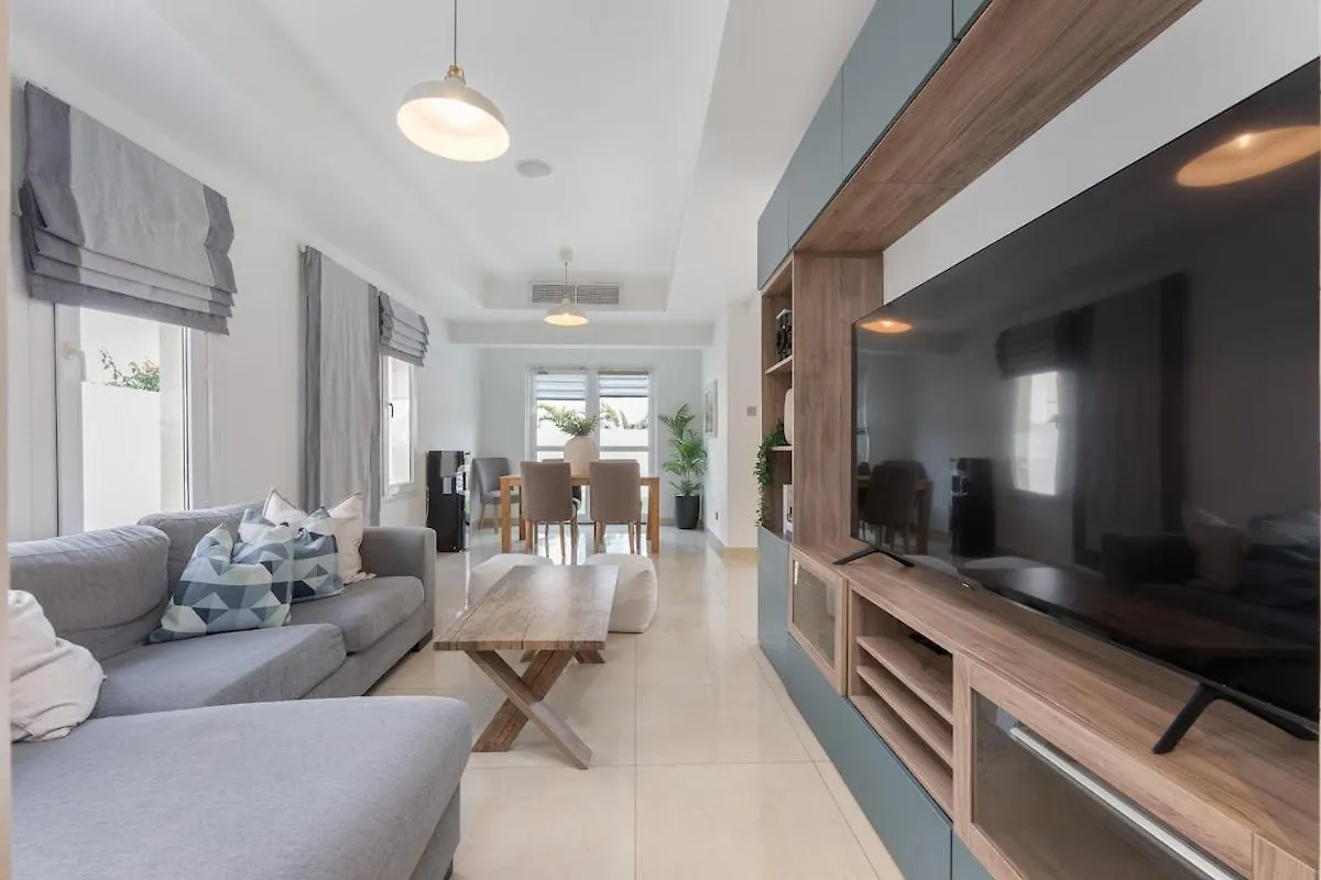 Luxurious Spacious 3-Bedroom Villa With Private Pool At Springs 10 Dubai United Arab Emirates